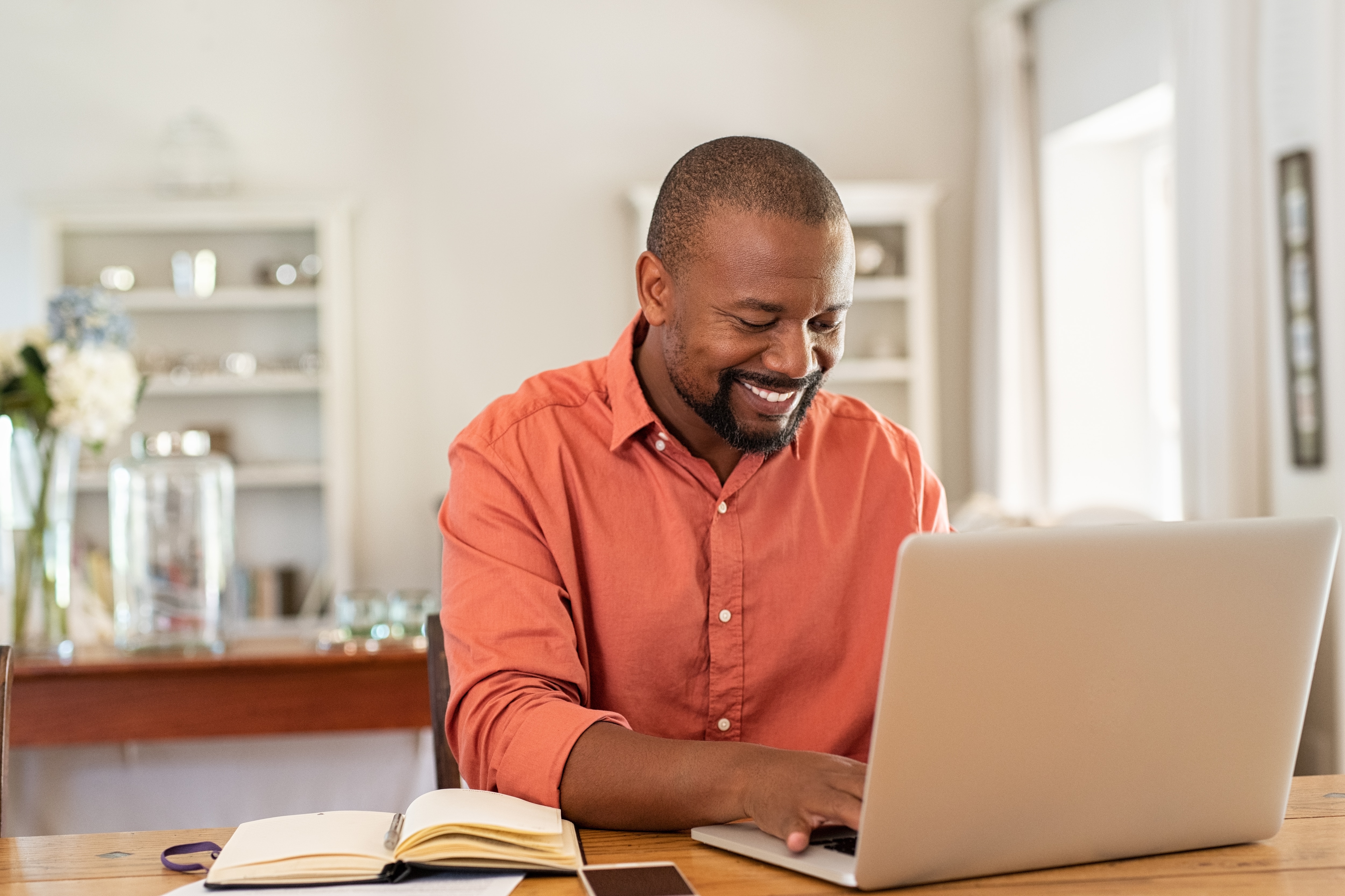 man_smiling_with_laptop